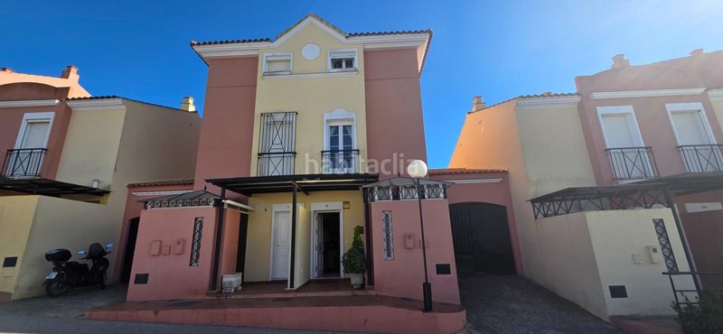 Foto a556fbf6-0c93-4599-b0aa-12387b57e9b7. Casa adossada amb aparcament piscina a Islantilla golf Islantilla