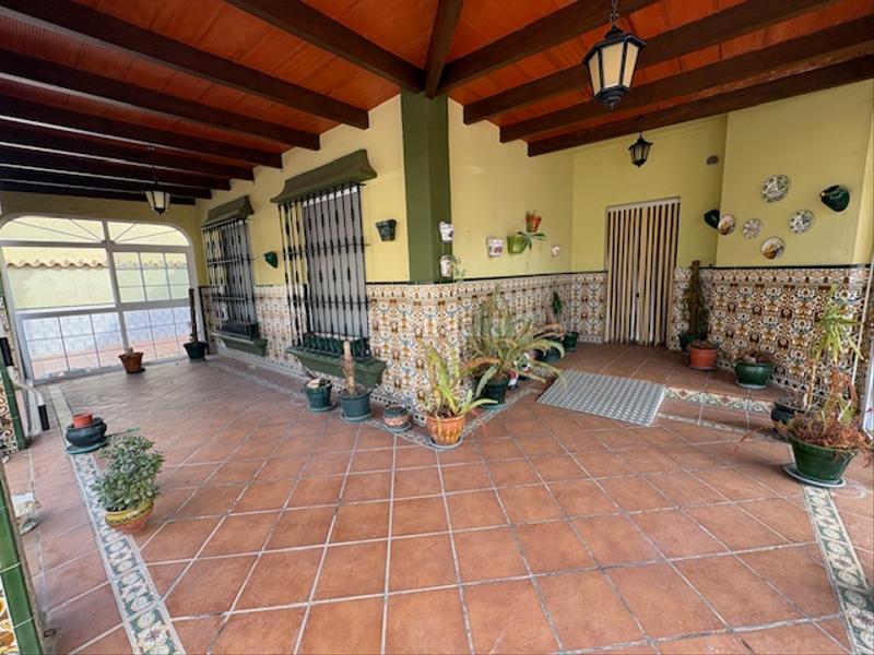 Foto 24fa4691-8954-4550-b914-11b380a8975e. Chalet mit kamin in El Rinconcillo Algeciras