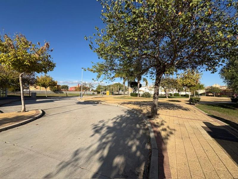 Foto c306e567-4d1c-40a4-9a4d-e3d34a4bd4aa. Maison jumelée avec cheminée parking dans San Bernabé Algeciras