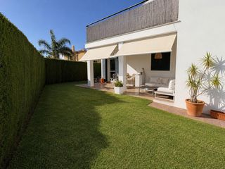Casa aparellada a Barrios (Los). Exclusiva vivienda en esquina en muy buena zona de los barrios