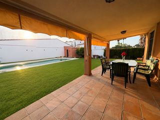 Doppelhaus en Los Pinos. Excelente vivienda con buena parcela en una de las mejores zonas