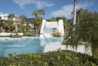 Foto 0c9ed5e0-6dfb-4c3a-9612-663cfb5f2ff8. Pis amb calefacció aparcament piscina a Estepona golf Estepona