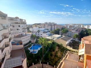 Piso en Sierra de Estepona - Avda. de Andalucía. Espectacular piso de 3 habitaciones con solarium, garaje y trast