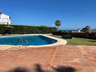 Casa aparellada a La Duquesa. Bonita adosada junto a campo de golf y con vistas al mar, visite