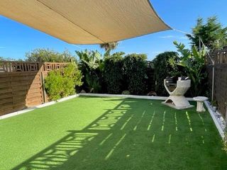 Casa bifamiliare in La Duquesa. Bonita adosada junto a campo de golf y con vistas al mar, visite