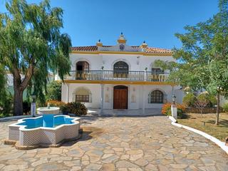 Xalet a Guadalobón. Espectacular villa . parcela de 2900m2. piscina y pista de tenis