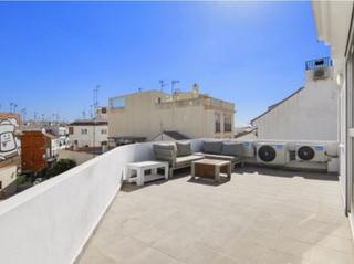 Casa pareada en Centro. Magnífica casa reformada en pleno centro de estepona, gran solar