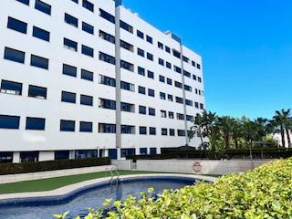 Appartement à Puerto de Estepona. Espectacular piso amplio y luminoso con terraza, garaje y traste