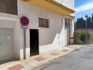 Local commercial à Sierra de Estepona - Avda. de Andalucía. Estupendo local en bruto con buena situación, venga a verlo!