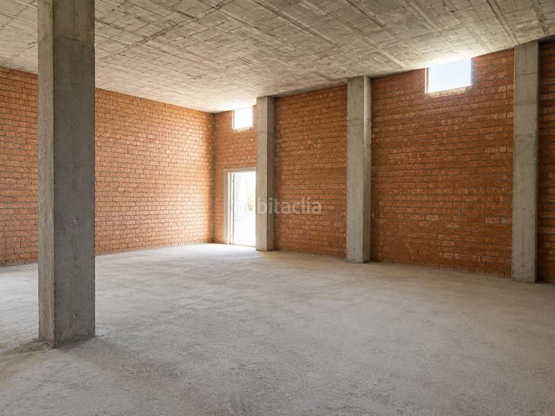 Foto b8d0ce4c-b710-4734-935c-03a69193103b. Alquiler local comercial amplio local para reformar en la plaza del ajedrez, en Estepona