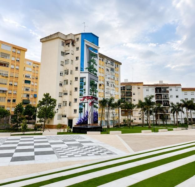Foto f8fb1ac2-b5ee-4078-b3f2-710d359535f7. Alquiler local comercial amplio local para reformar en la plaza del ajedrez, en Estepona