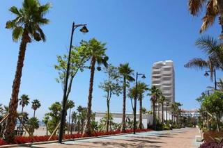 Casa aparellada a Puerto de Estepona. Despierta con el sonido de las olas y unas vistas al mar sin igu