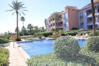 Pis a Casares pueblo. Estupendo piso en  primera línea de mar en casares costa