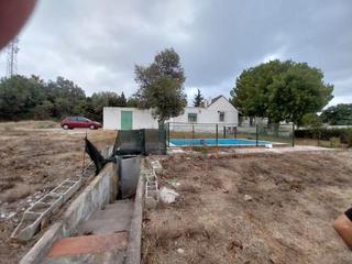 Towny house in El Velerín. Paracela de 8917m2 con casa rural y piscina en zona el padrón, e