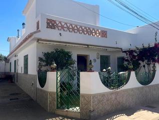 Casa aparellada a El Velerín. A pocos pasos del mar, casa con solarium en un entorno tranquilo