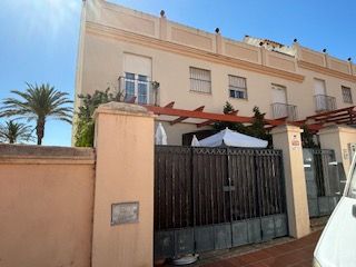 Casa aparellada a La Duquesa. !oportunidad! se vende inmueble al 50 de su valor  !!!!