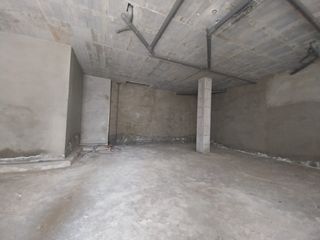 Miete Geschäftsraum in Centro. Alquiler de céntrico local comercial en bruto en el centro de es