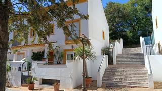 Casa pareada en Zona Calvario. Magnifica casa de 4 plantas en esquina en el centro de estepona