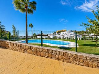 Pis en La Concha - Resina Golf. Maravilloso bajo de 2 habitaciones y 2 ba�os, en estepona