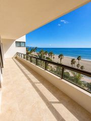 Lloguer Pis a Puerto de Estepona. Espectacular alquiler piso en primera línea