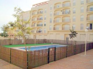 Piso en San Luis de Sabinillas. En venta un  exclusivo piso en segunda línea al mar