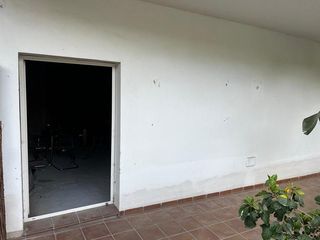 Lloguer Local Comercial a Valle Romano Golf. Alquiler de local comercial en bruto en valle romano!