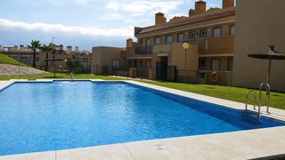 Pis a Doña Julia Golf. Amplio piso con vistas al mar en urbanización privada