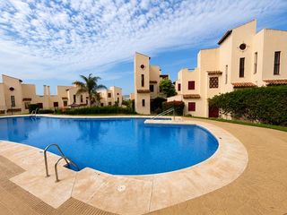 Pis a San Luis de Sabinillas. Planta baja con jardín privado, gran terraza y sensación de vivi