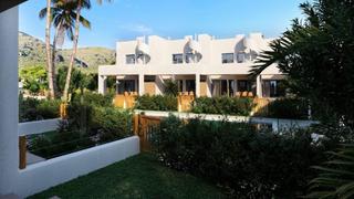 Duplex à Port d´Alcúdia-Platja dÁlcúdia. Nueva promoción de viviendas adosadas con jardín y piscina en pu