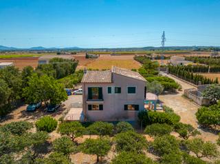 Mas à Sa Pobla. Espaciosa finca rustica con vistas a la montaña en venta en sa p