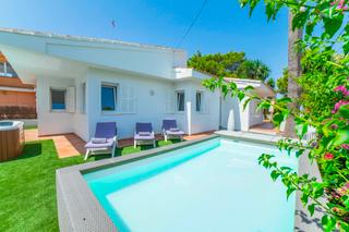 Chalet in Santa Margalida Poble. Chalet unifamiliar con licencia turística en venta,  en una ubic
