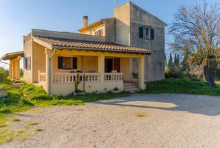 Mas à Gran Via de Colom. Chalet con privacidad, terreno y vistas inmejorables en el entor