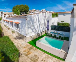 Chalet in Port d´Alcúdia-Platja dÁlcúdia. Pareado con licencia vacacional en ubicación privilegiada, a pas