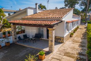 Chalet à Port d´Alcúdia-Platja dÁlcúdia. Pareado con licencia vacacional en ubicación privilegiada, a pas