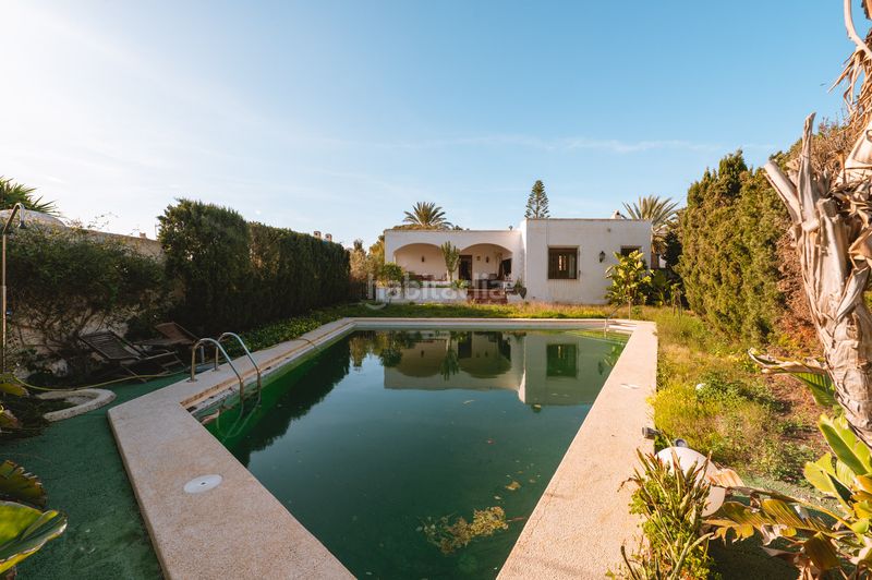 Foto dc90088f-b485-4727-bd0b-039e33b92777. Xalet amb piscina a Retamar Almería