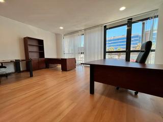Lloguer Oficina a Barrios (Los). Alquiler de oficina exterior con dos plazas de garaje en edifici