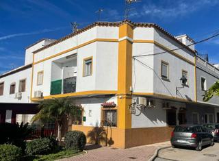 Casa a Barrios (Los). Edificio con 3 apartamentos y local alquilados para inversores a