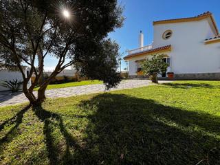 Casa en San Garca. Casa independiente con parcela y piscina en el faro