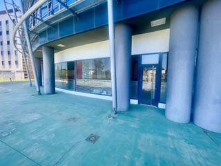 Lloguer Local Comercial a Barrios (Los). Se alquila espacioso local en uno de los centros de negocios con