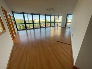 Alquiler Oficina en Barrios (Los). Se alquila espaciosa oficina con tres despachos y sala principal