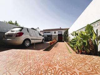 Casa adossada a Barrios (Los). Vivienda adosada con patios y 4 dormitorios en los barrios