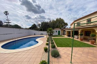 Chalet en El Rinconcillo. Chalet a la venta con piscina en el rinconcillo y parcela de mil