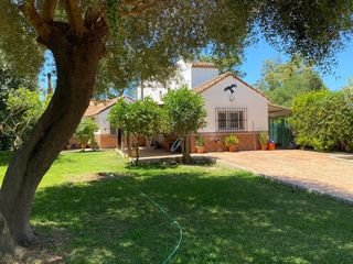 Chalet in Barrios (Los). Encantadora finca urbana  en el centro del pueblo