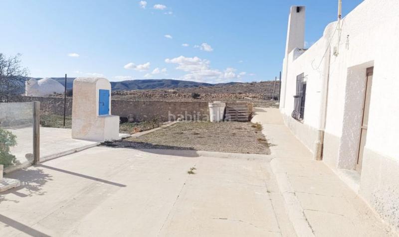 Foto 1a1ad1c8-1569-4600-92b1-e165d62ed53a. Xalet amb xemeneia aparcament a Aguamarga Níjar