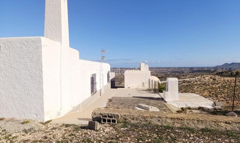 Foto d1b0ac41-3f8e-461b-b03d-e6fca2bdf1f0. Xalet amb xemeneia aparcament a Aguamarga Níjar