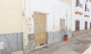 Casa aparellada a Carboneras. Casa independiente de planta baja
