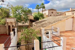 Casa a Binissalem. Interesante casa de pueblo con garaje y carácter en binissalem.
