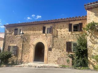 Casa a Bunyola. Espectacular casa de pueblo con jardín y vistas a la tramuntana
