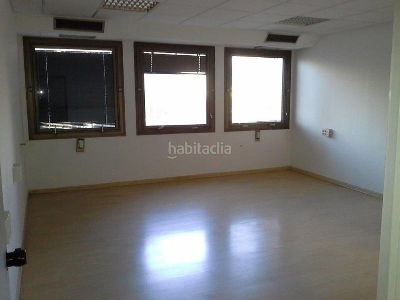 Foto ba3227c6-1080-4c89-a6f6-4ea71ec55477. Büro in avenida blas infante 8 in El Tardón - El Carmen Sevilla
