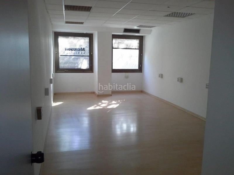 Foto edb5694e-b79a-49fb-a81c-07c6fecc7e3e. Büro in avenida blas infante 8 in El Tardón - El Carmen Sevilla